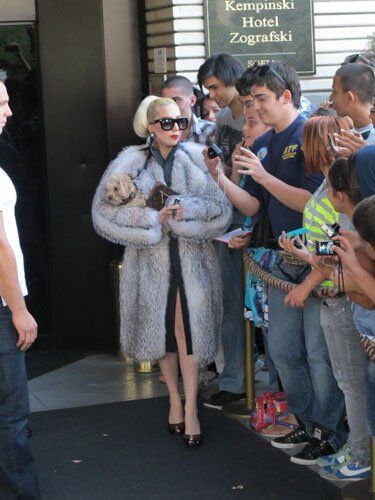 Леди Гага вышла к болгарским поклонникам. Фото