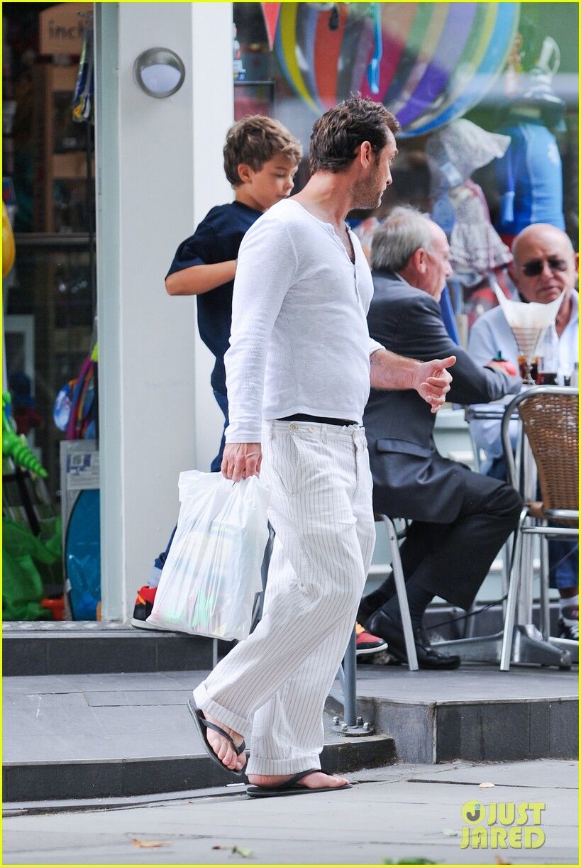 Джуд Лоу выбрался на шоппинг с детьми. Фото