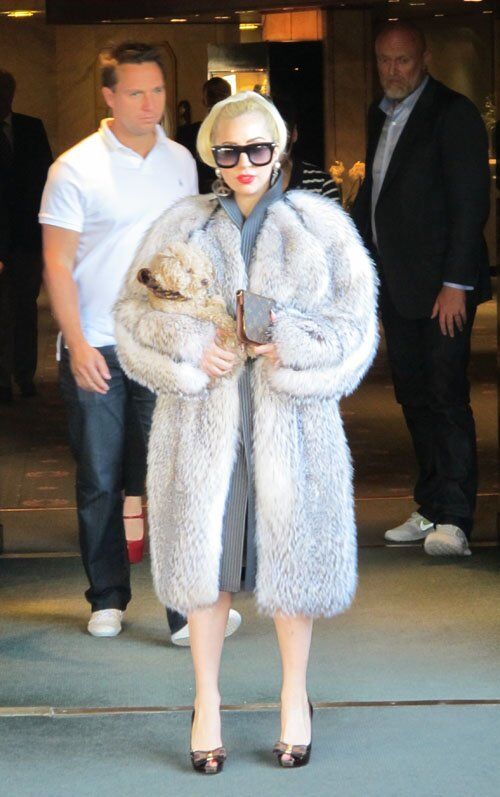 Леди Гага вышла к болгарским поклонникам. Фото