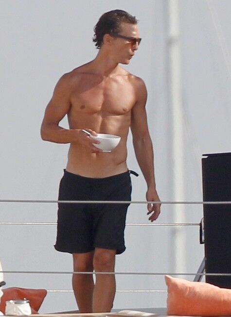 Жена Макконахи не стесняется новых форм. Фото