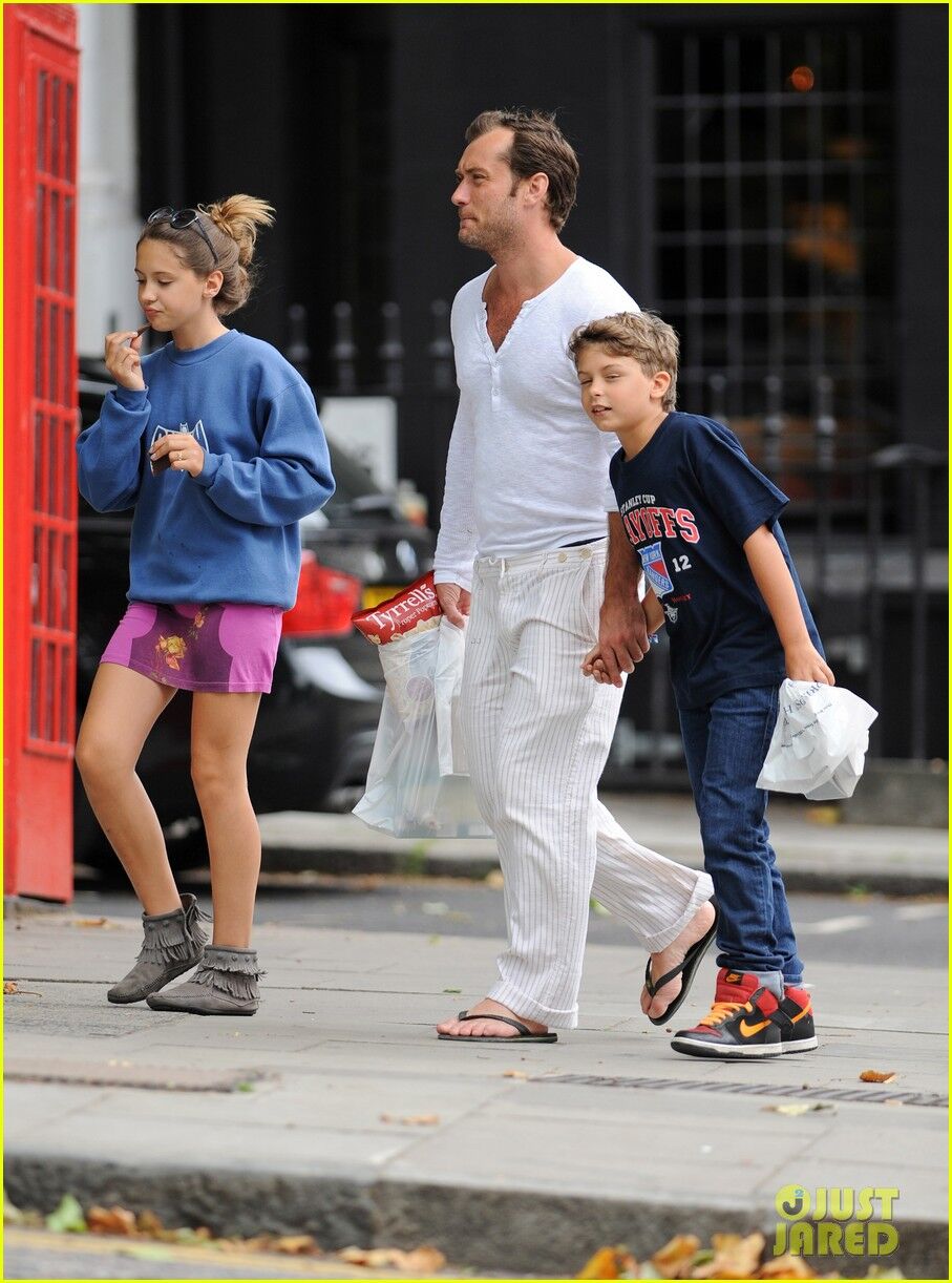 Джуд Лоу выбрался на шоппинг с детьми. Фото