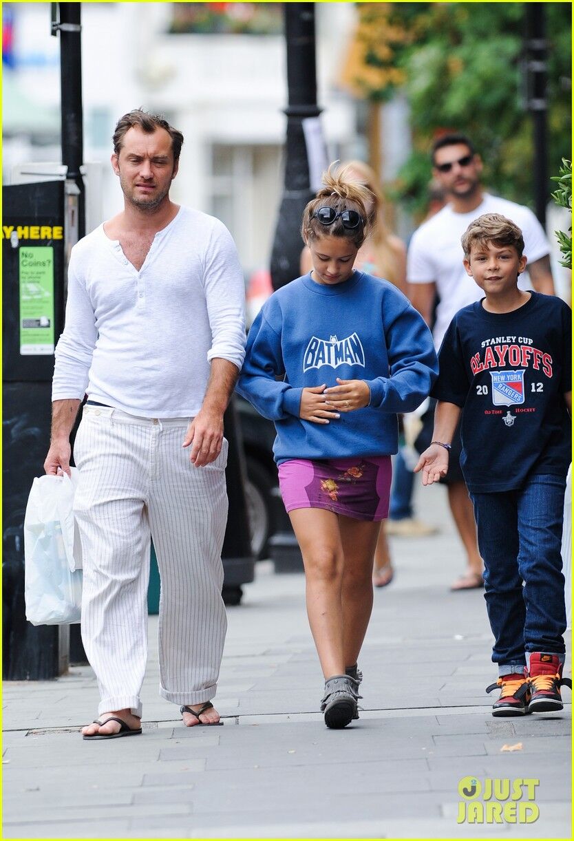 Джуд Лоу выбрался на шоппинг с детьми. Фото