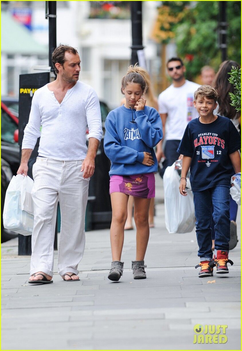 Джуд Лоу выбрался на шоппинг с детьми. Фото