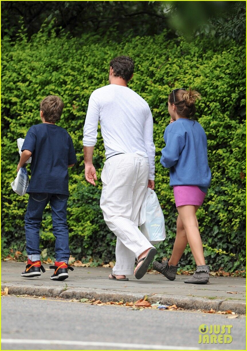 Джуд Лоу выбрался на шоппинг с детьми. Фото