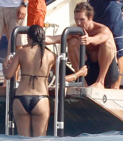 Жена Макконахи не стесняется новых форм. Фото