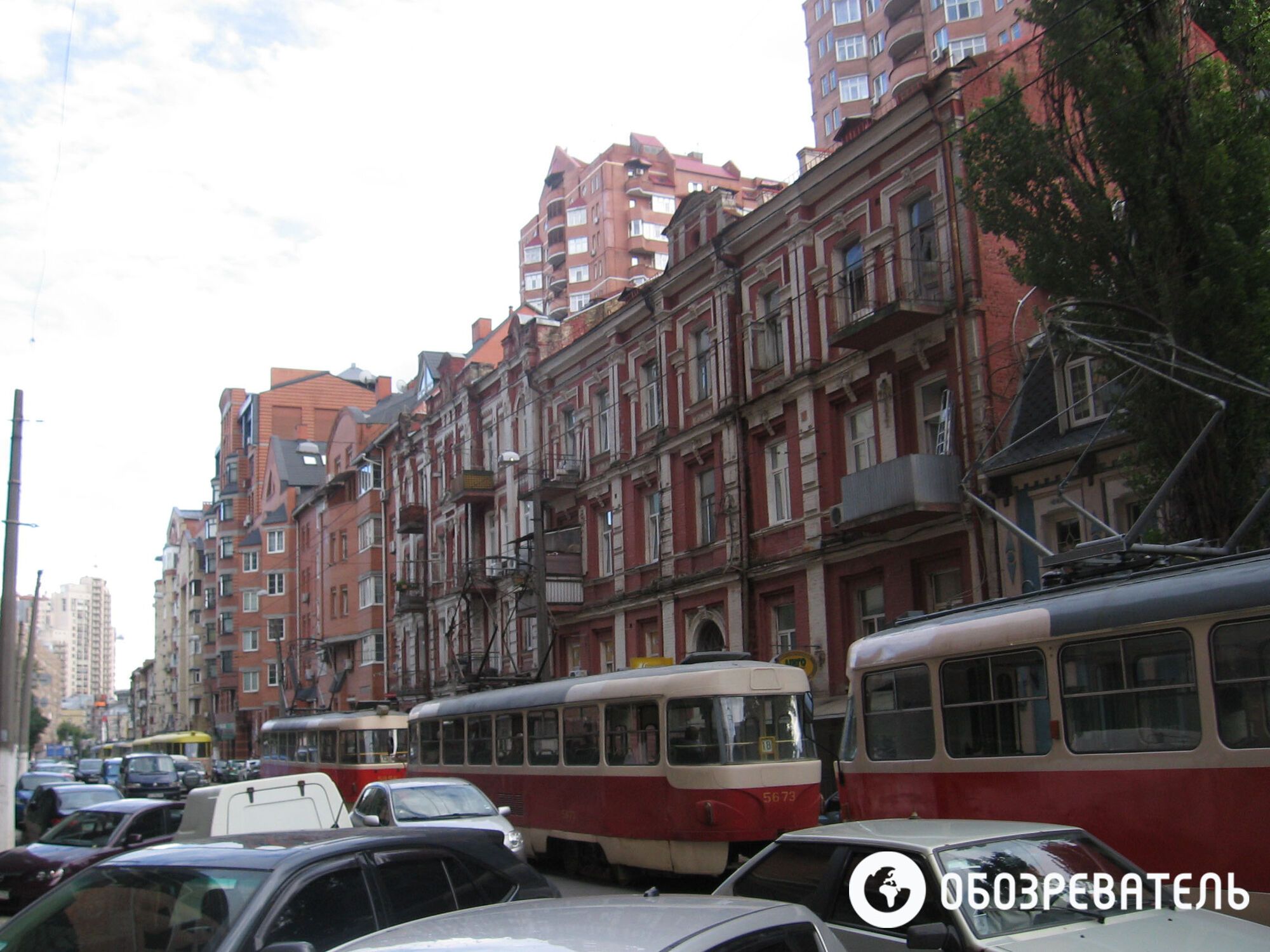 В центре Киева иномарка заблокировала движение трамваев, 15 августа 2012
