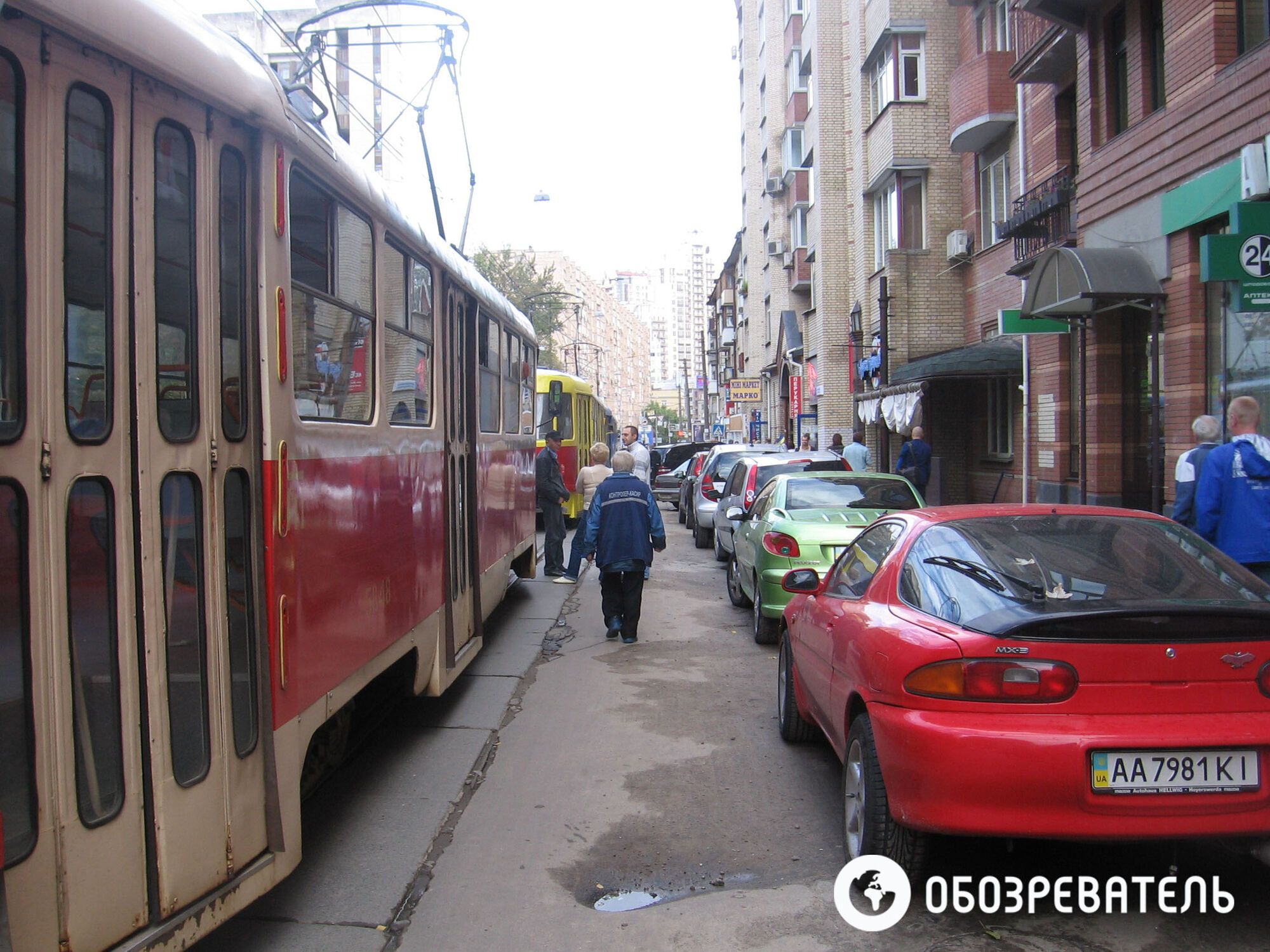В центре Киева иномарка заблокировала движение трамваев, 15 августа 2012