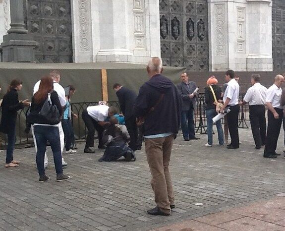 Охранники ХХС напали на сторонников Pussy Riot