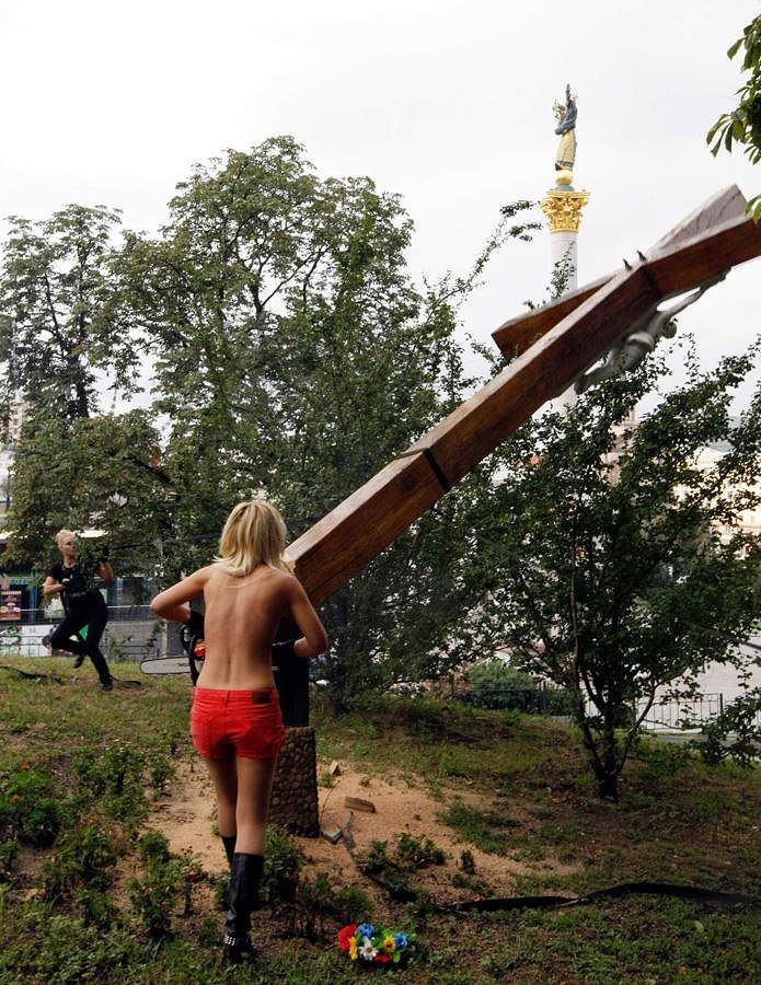 FEMEN спилили поклонный крест в Киеве. Фото