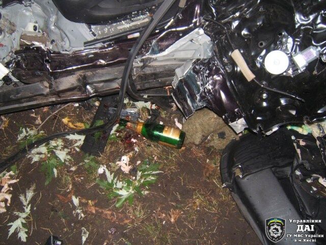 В Киеве иномарка врезалась в дерево, погиб водитель