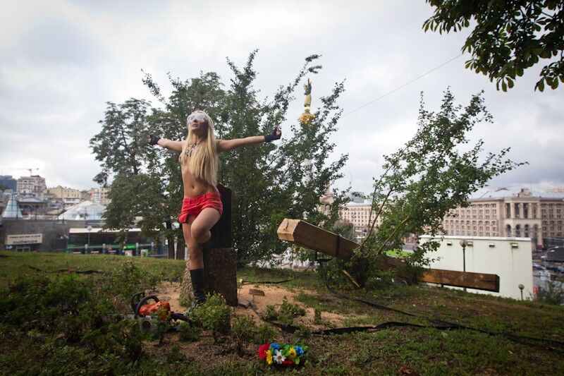 Активістки FEMEN спиляли поклінний хрест