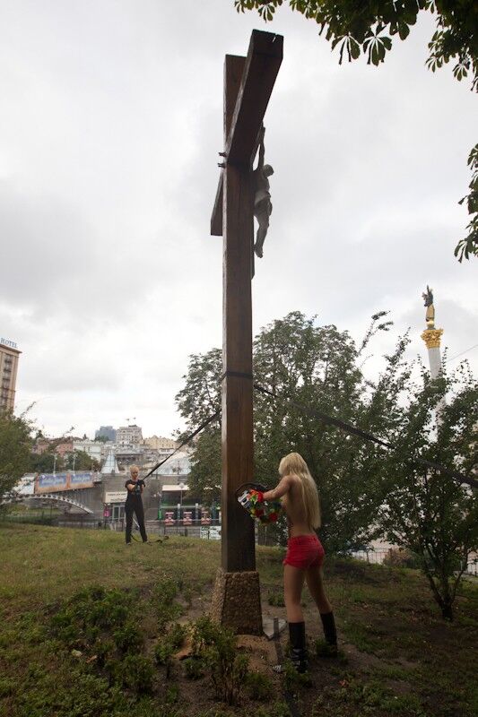 Активистки FEMEN спилили поклонный крест