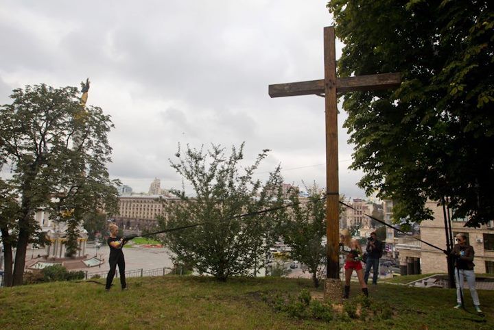 FEMEN спиляли поклінний хрест в Києві. Фото
