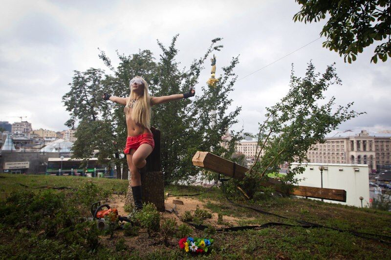 FEMEN спилили поклонный крест в Киеве. Фото