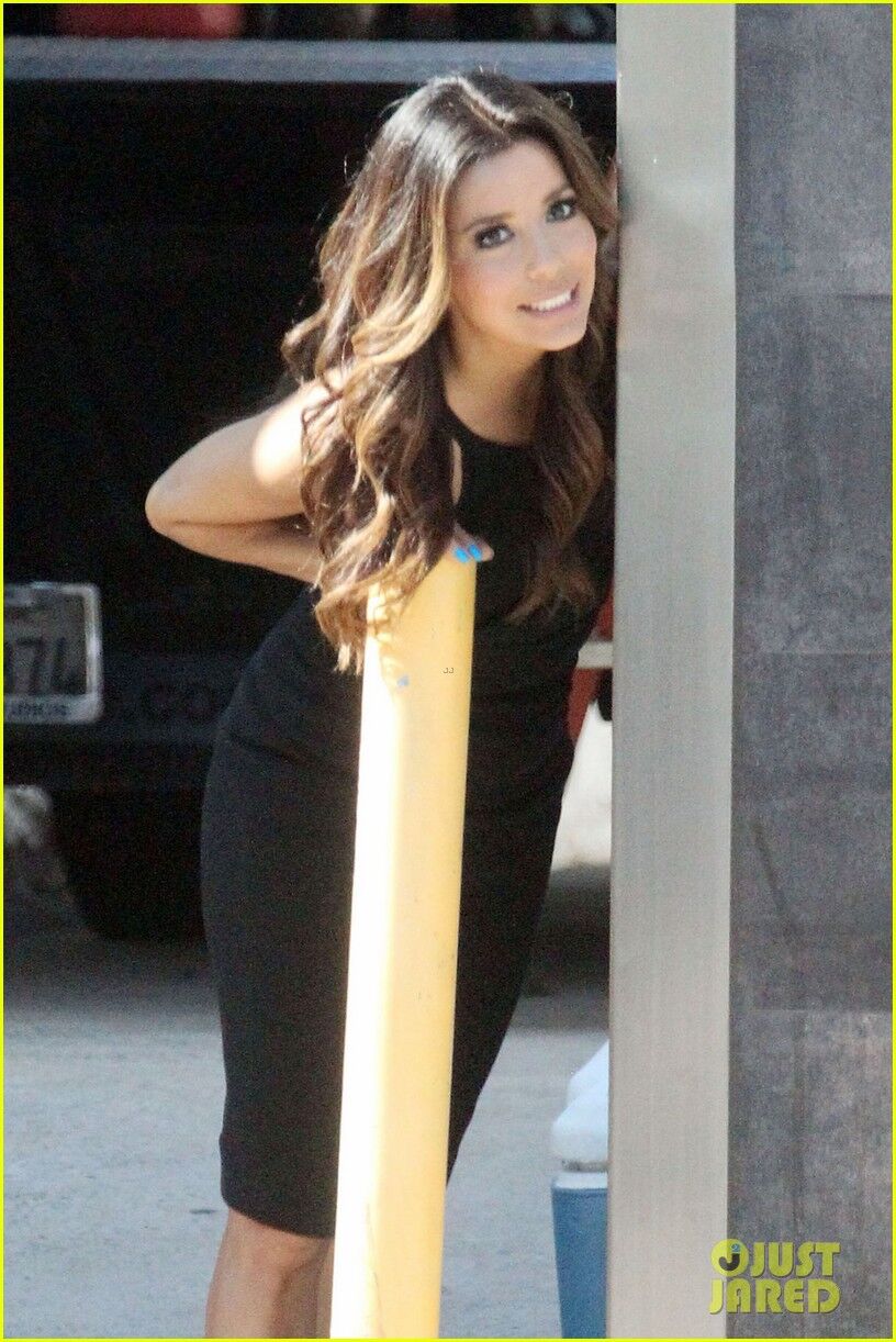 Лонгория взобралась на платформу. Фото