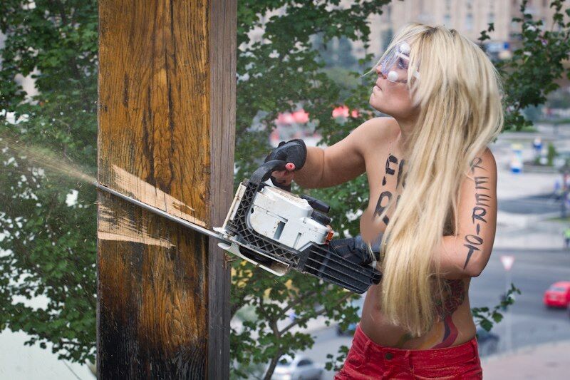 FEMEN спиляли поклінний хрест в Києві. Фото