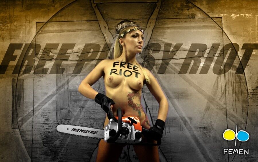 Активистки FEMEN спилили поклонный крест
