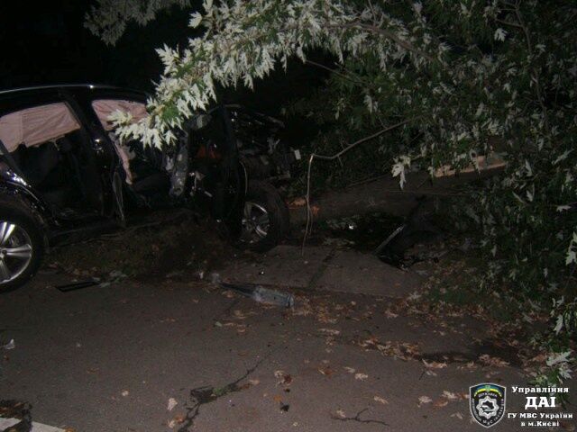 В Киеве иномарка врезалась в дерево, погиб водитель