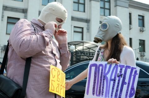 В Киеве из-за Pussy Riot пикетируют посольство РФ