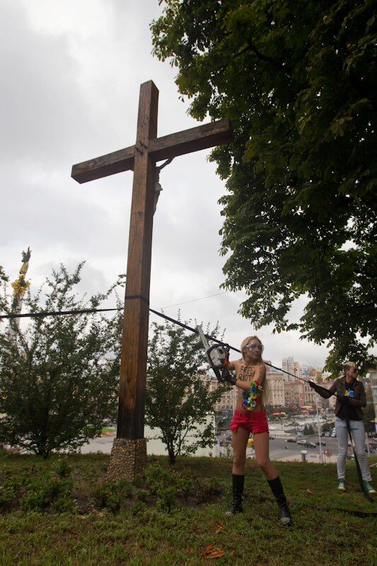 FEMEN спилили поклонный крест в Киеве. Фото