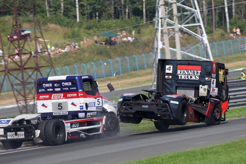 "Формула-1" на 5,5-тонных грузовиках. Фото