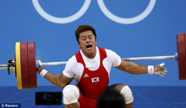 Штангист из Южной Кореи сломал руку на Олимпиаде