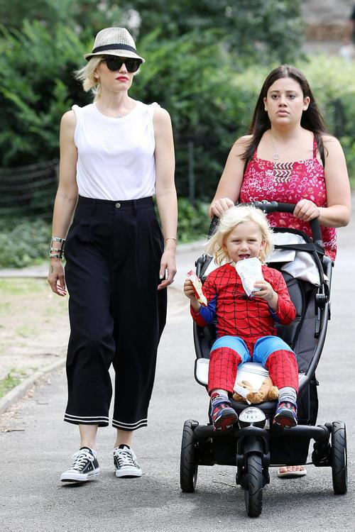 Гвен Стефани не устает развлекать детей. Фото