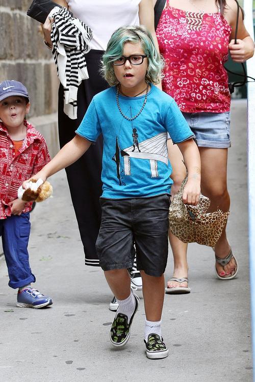 Гвен Стефани не устает развлекать детей. Фото