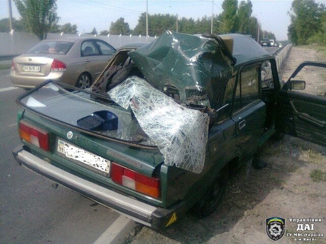 В Киеве машину насквозь прошило отбойником. Фото  