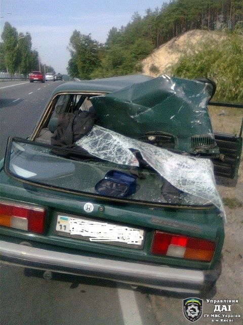 В Киеве машину насквозь прошило отбойником. Фото  