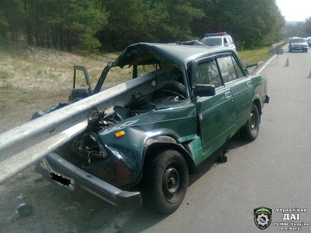 В Киеве машину насквозь прошило отбойником. Фото  