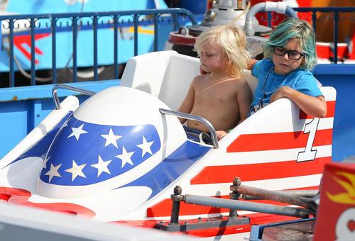 Гвен Стефани не устает развлекать детей. Фото