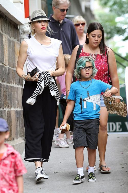 Гвен Стефани не устает развлекать детей. Фото