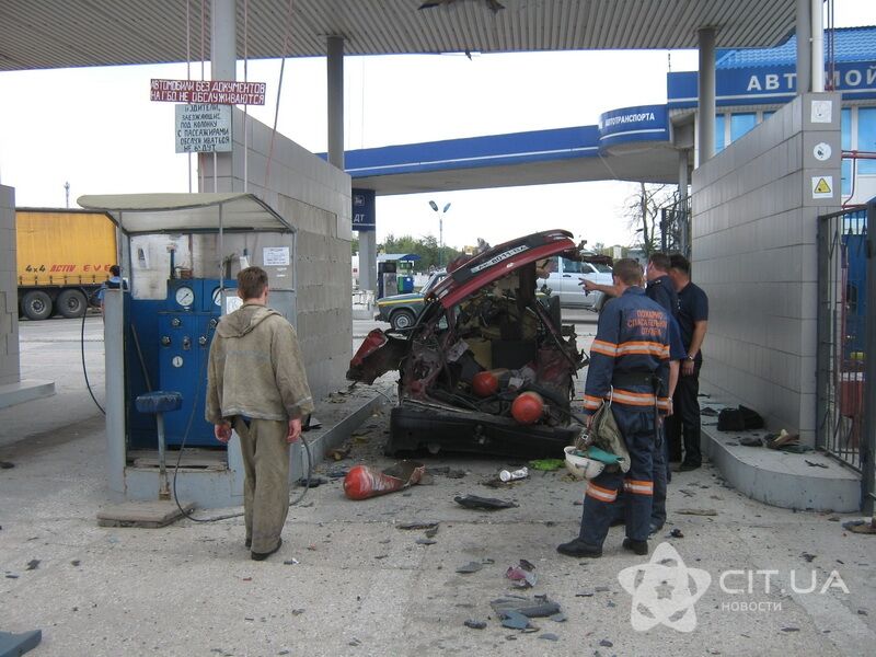 Мощный взрыв машины на АЗС в Симферополе. Фото