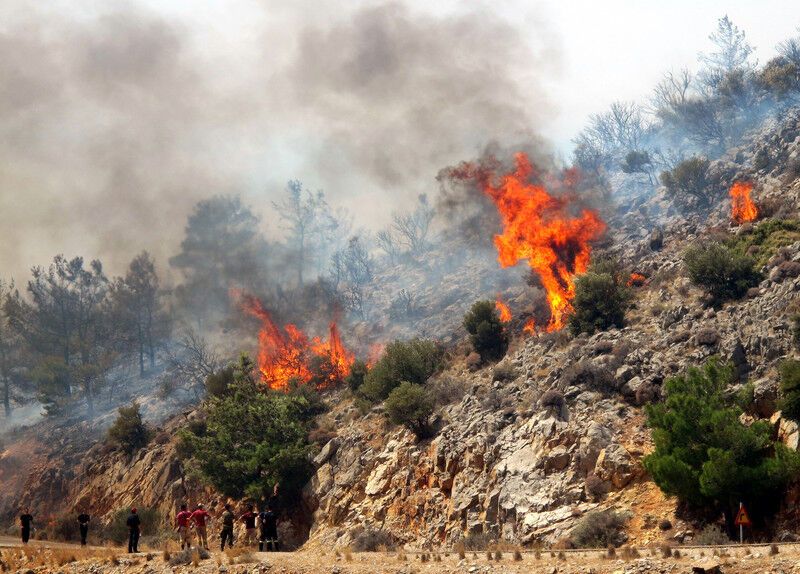 Греція у вогні: лісові пожежі підібралися до курортів