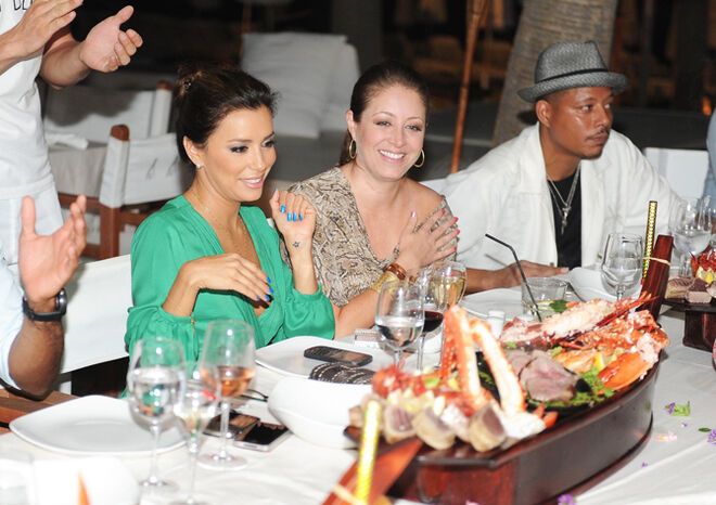 Лонгория сменила четыре наряда за сутки. Фото