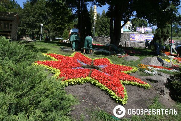 На Певческом поле делают из цветов сказочных героев