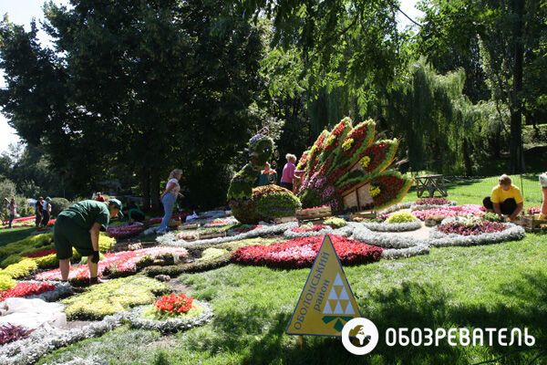 На Певческом поле делают из цветов сказочных героев