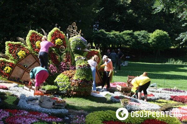 На Певческом поле делают из цветов сказочных героев