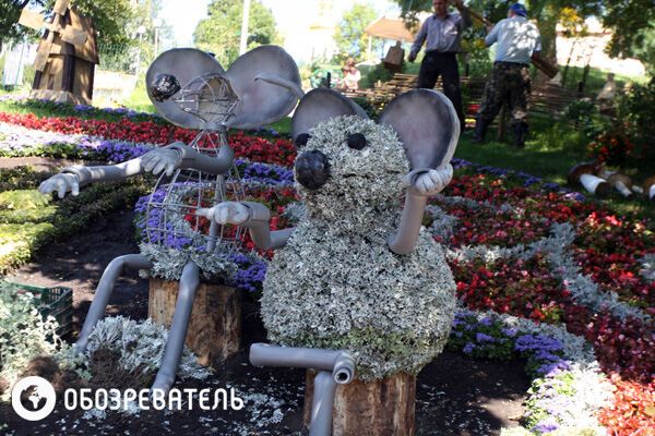 На Певческом поле делают из цветов сказочных героев