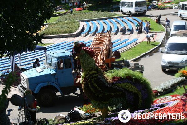 На Певческом поле делают из цветов сказочных героев