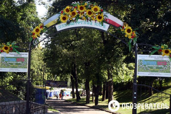 На Певческом поле делают из цветов сказочных героев