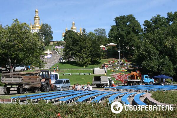 На Певческом поле делают из цветов сказочных героев