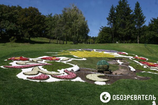 На Певческом поле делают из цветов сказочных героев