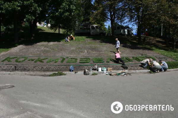 На Певческом поле делают из цветов сказочных героев