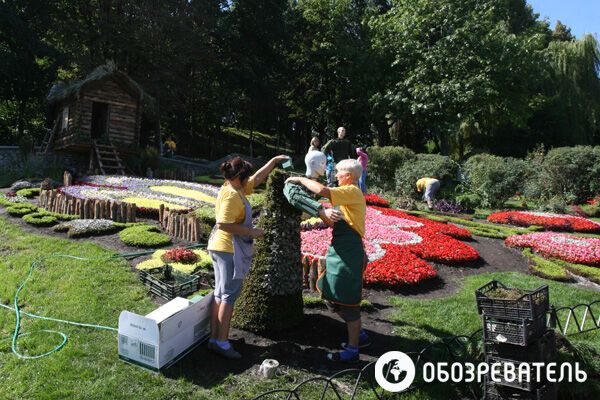 На Певческом поле делают из цветов сказочных героев