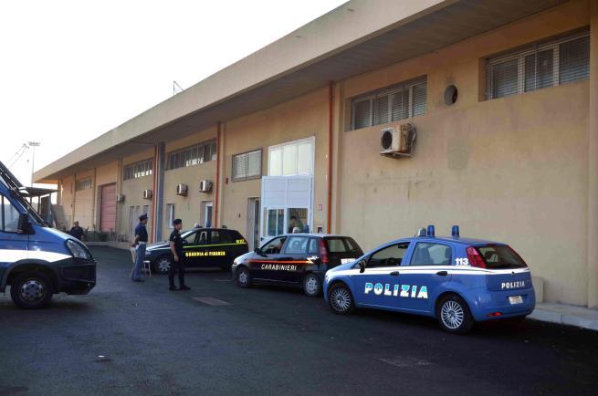 В Италии иммигранты забросали полицейских огнетушителями