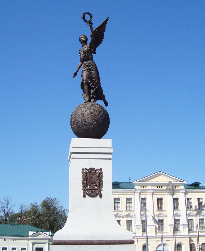 Янукович открыл монумент Независимости в Харькове