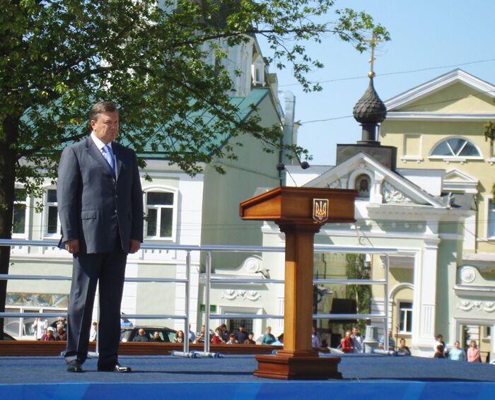 Янукович открыл монумент Независимости в Харькове