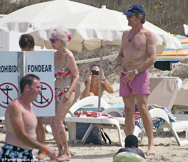 86-летняя герцогиня Альба носит бикини. Фото